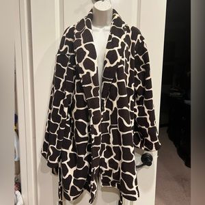 Animal Print Robe - One Size Fits All - Women’s cream and brown giraffe print